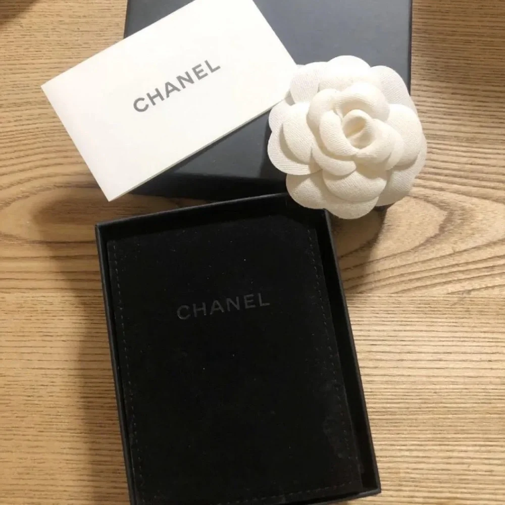 ❤️❤️SOLD❤️❤️Chanel Pearls Flower Necklace - Picture 5 of 7